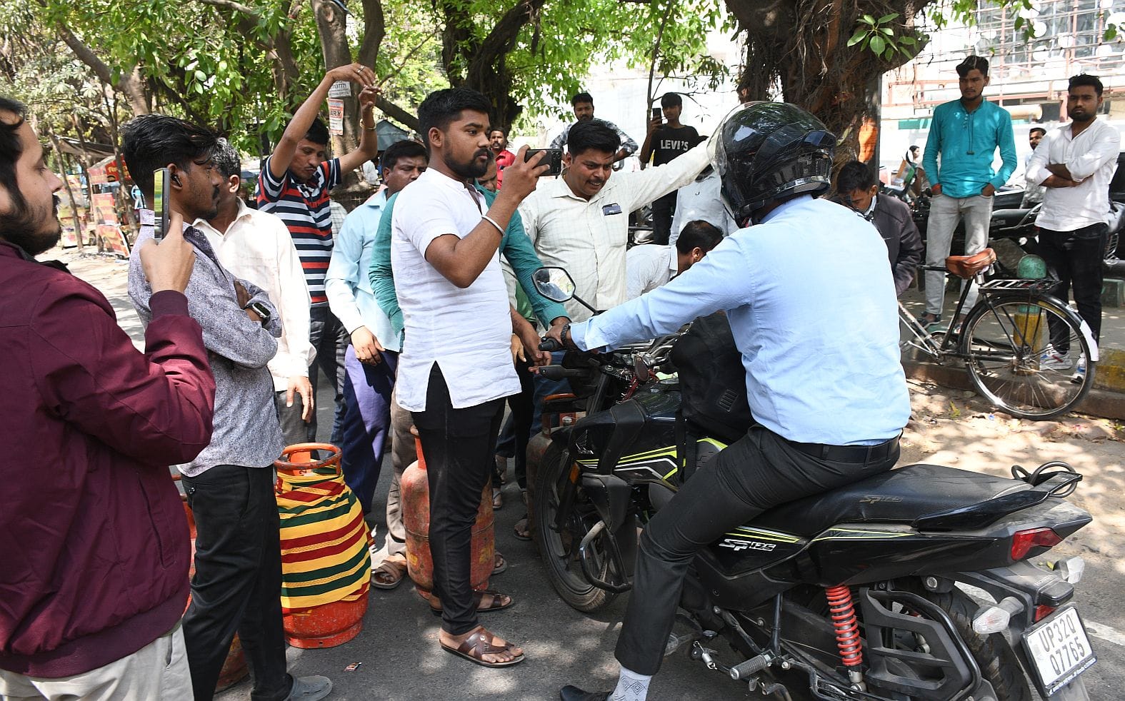 सिलिंडर लेकर जाम लगाने वाले उपभोक्ताओं की पुलिस व राहगीरों से हुई झड़प। 