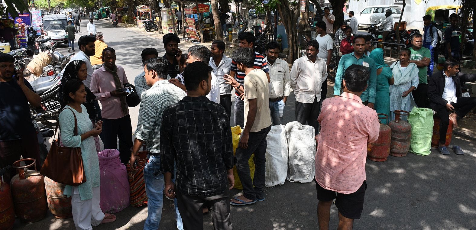 सिलिंडर लेकर जाम लगाने वाले उपभोक्ताओं की पुलिस व राहगीरों से हुई झड़प। 