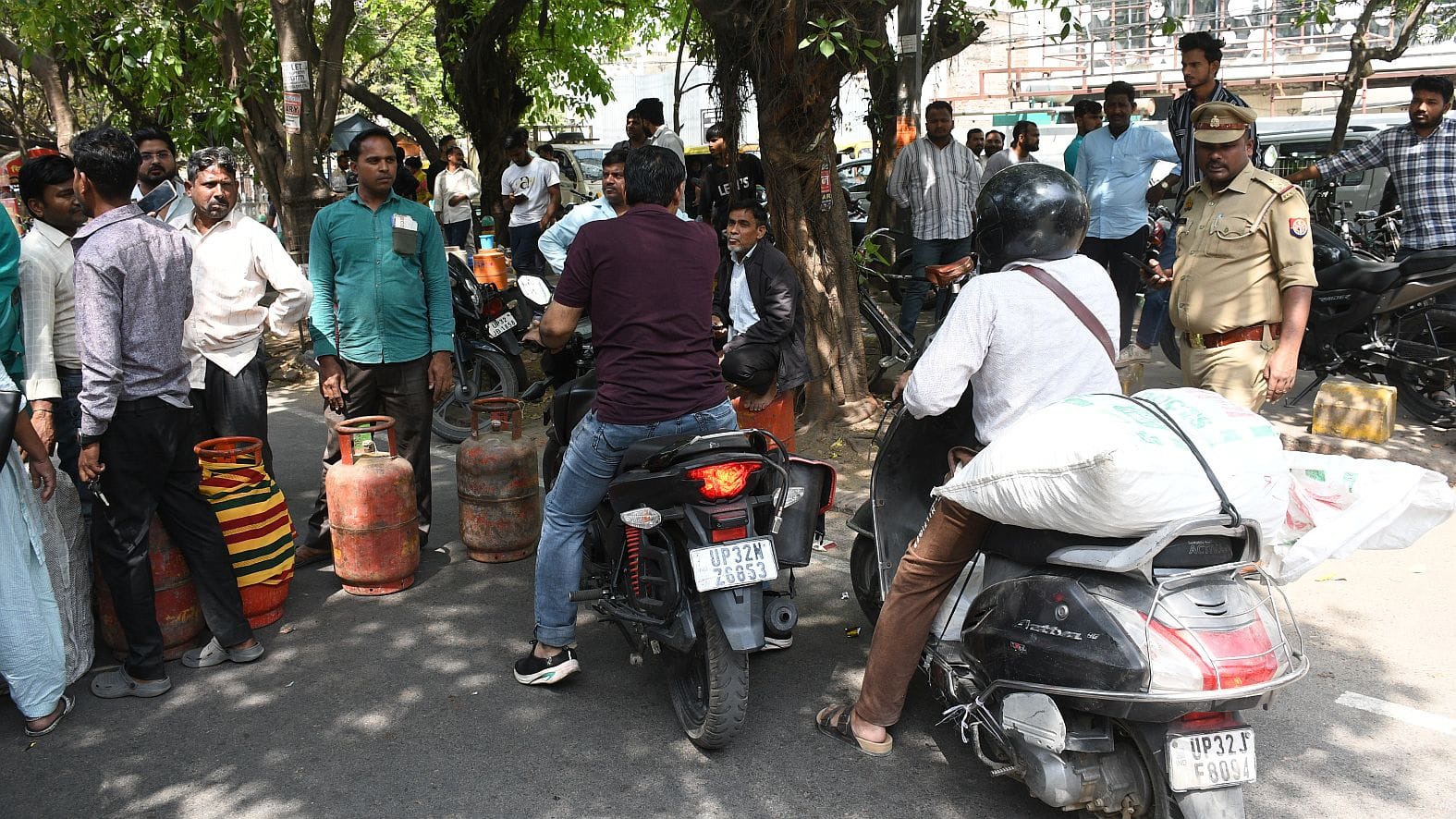 सिलिंडर लेकर जाम लगाने वाले उपभोक्ताओं की पुलिस व राहगीरों से हुई झड़प। 