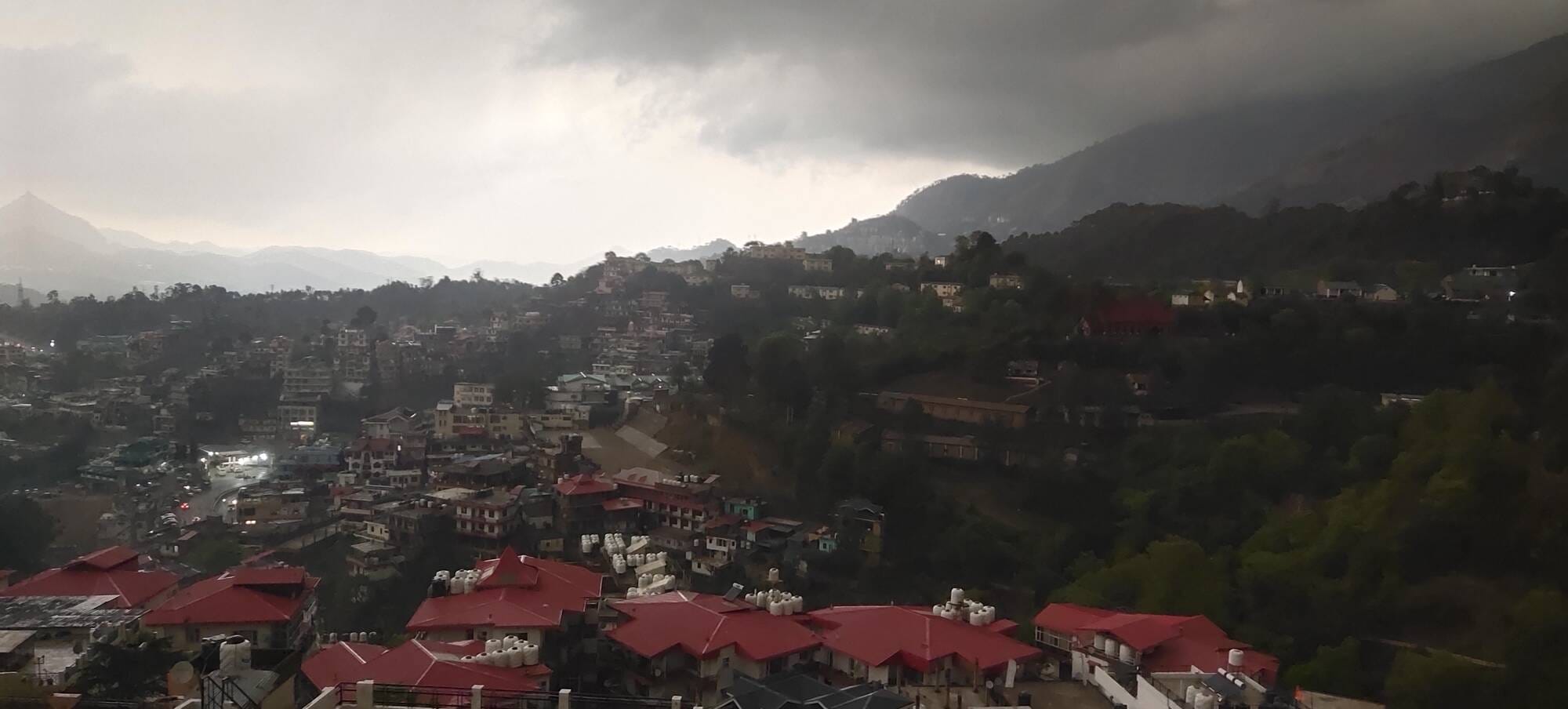 सोलन में बारिश के दौरान मौसम खराब होने से दिन में ही छाया अंधेरा। संवाद