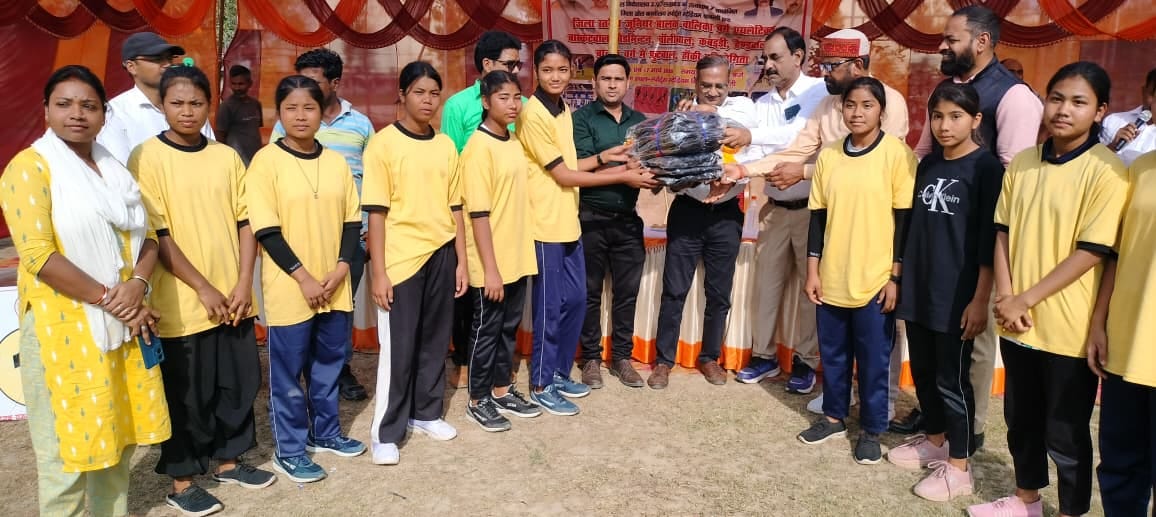  स्पोर्ट्स स्टेडियम में कबड्डी खेलती खिलाड़ी।