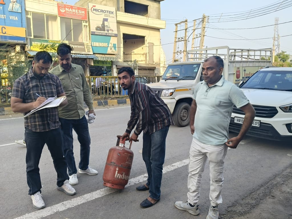 शाहाबाद। दुकानों से घरेलू सिलिंडरों को जब्त करते फूड एंड सप्लाई की टीम। संवाद शाहाबाद। दुकानों से घरेलू सिलिंडरों को जब्त करते फूड एंड सप्लाई की टीम। संवाद