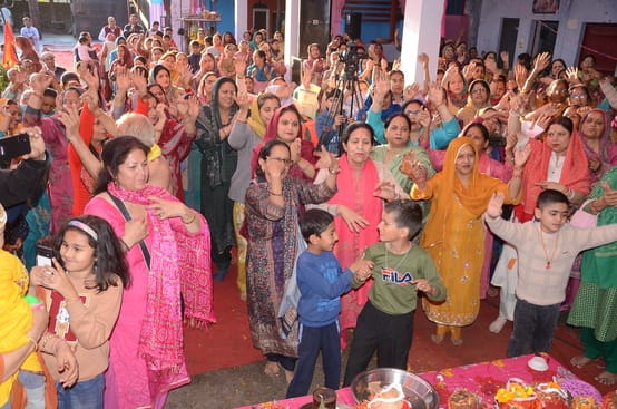 शहर के शिवानगर में चल रही श्रीमद् भागवत कथा के दौरान कथा में श्रीकृष्ण जन्म की कथा सुनाते हुए 