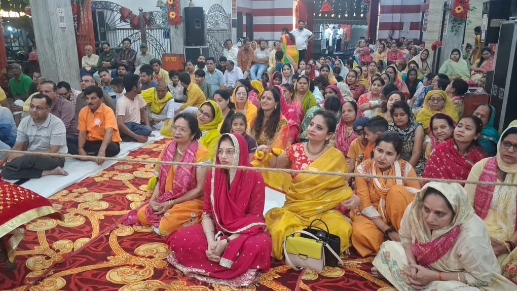 श्री हनुमान मंदिर में चल रही श्रीमद्भागवत कथा में प्रवचन करते कथा व्यास। संवाद