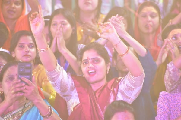 श्याम संकीर्तन में प्रस्तुति देंती गायिका रेशमी शर्मा।