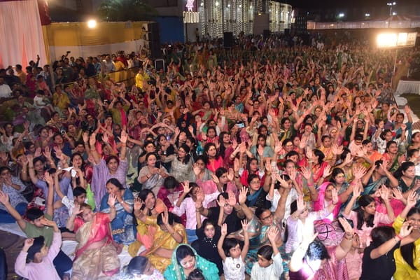 श्याम संकीर्तन में प्रस्तुति देंती गायिका रेशमी शर्मा।