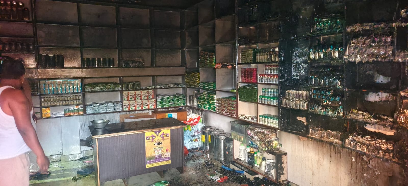 टंकी के पानी से आग बुझाने का प्रयास करते पीड़ित परिजन- संवाद