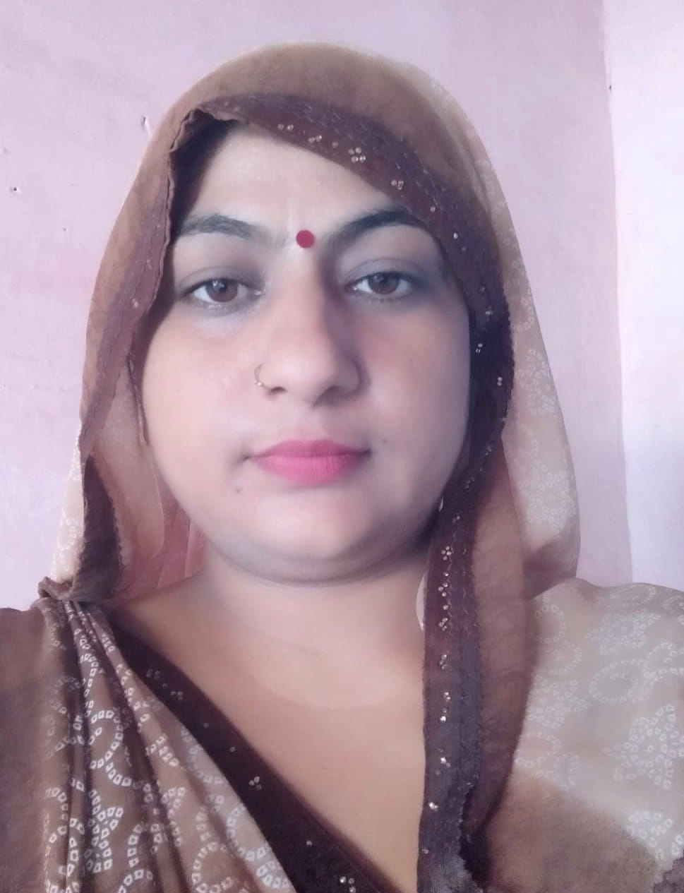 तुलसी की माला बनाती महिलाएं। संवाद