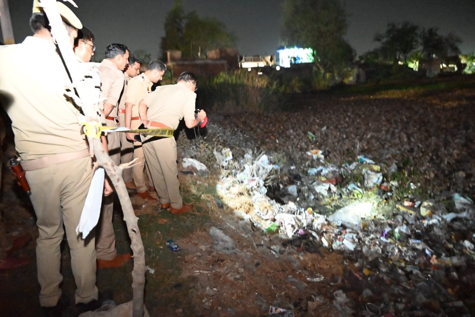 धमाके से लटकी फॉल्स सीलिंग व जांच करती पुलिस। धमाके से लटकी फॉल्स सीलिंग व जांच करती पुलिस।