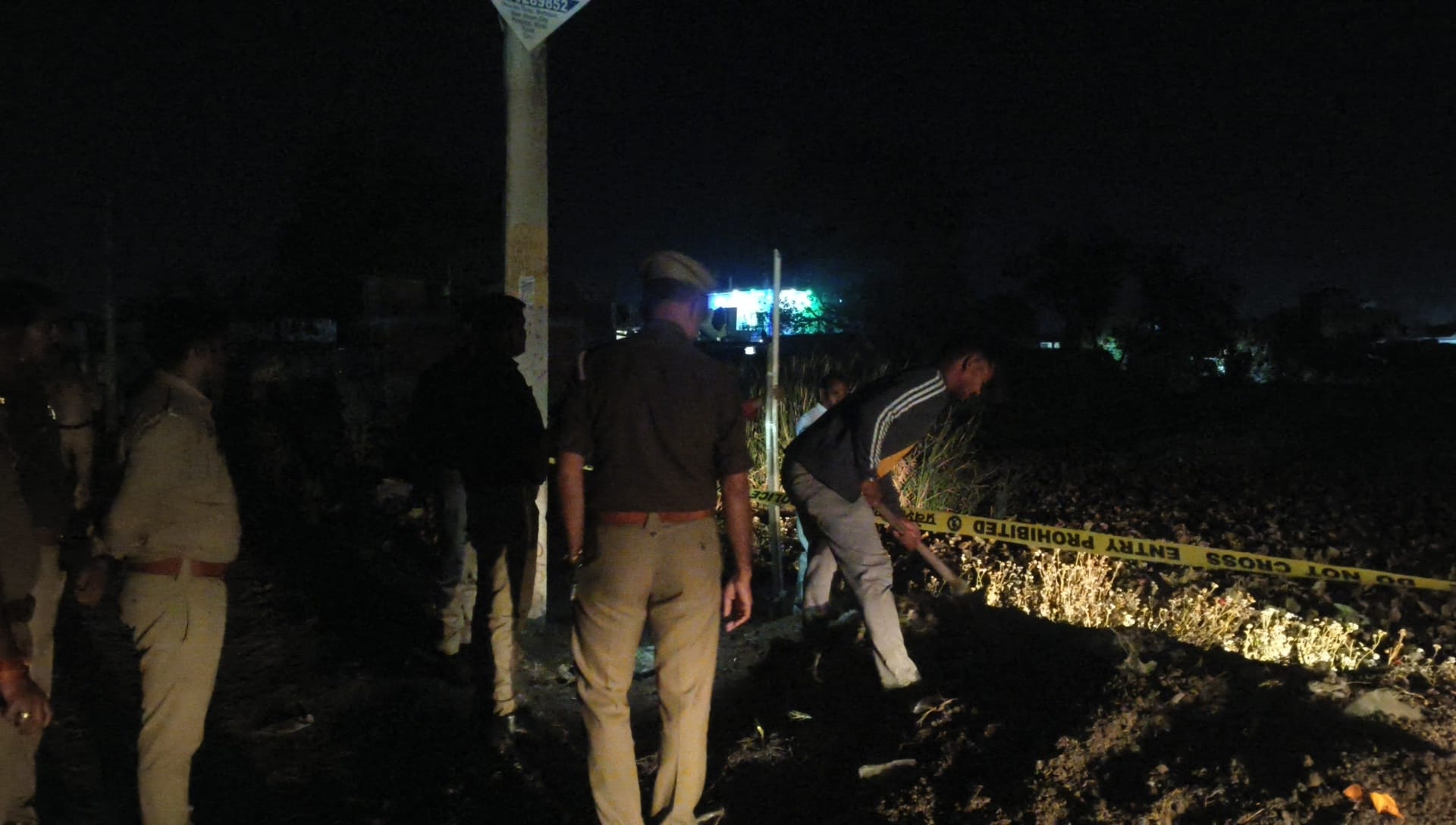 धमाके से लटकी फॉल्स सीलिंग व जांच करती पुलिस। धमाके से लटकी फॉल्स सीलिंग व जांच करती पुलिस।