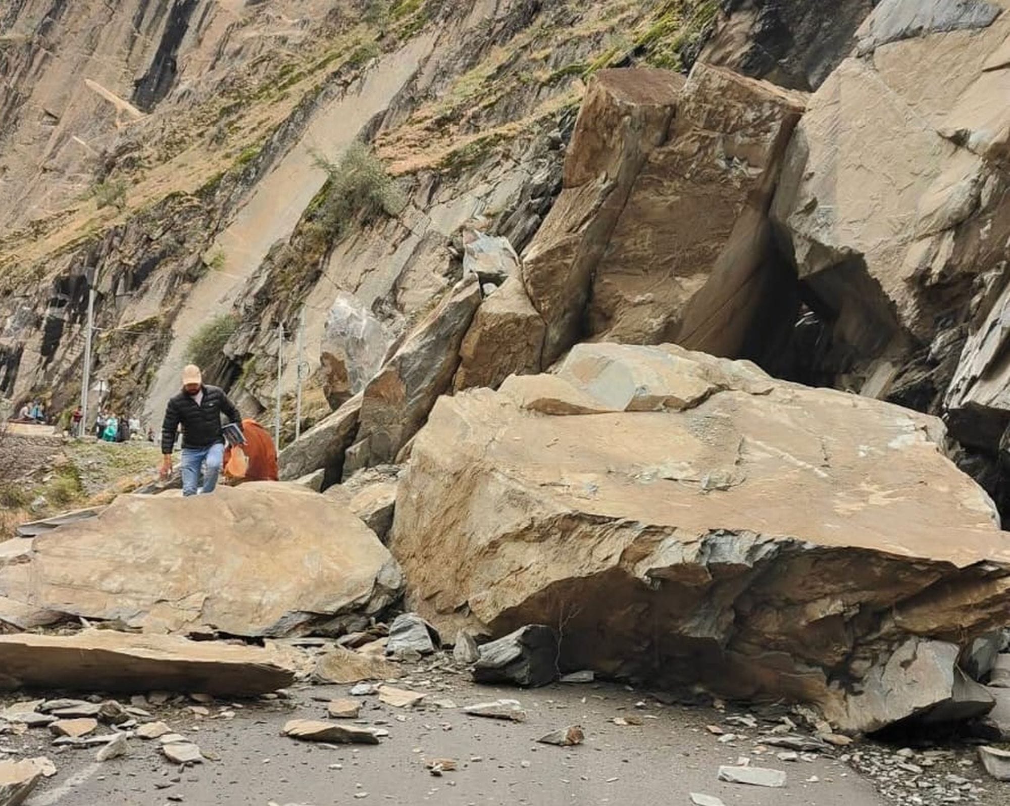 धवेली से साहगलू के लिए सड़क निर्माण में जुटी जेसीबी। संवाद। धवेली से साहगलू के लिए सड़क निर्माण में जुटी जेसीबी। संवाद।