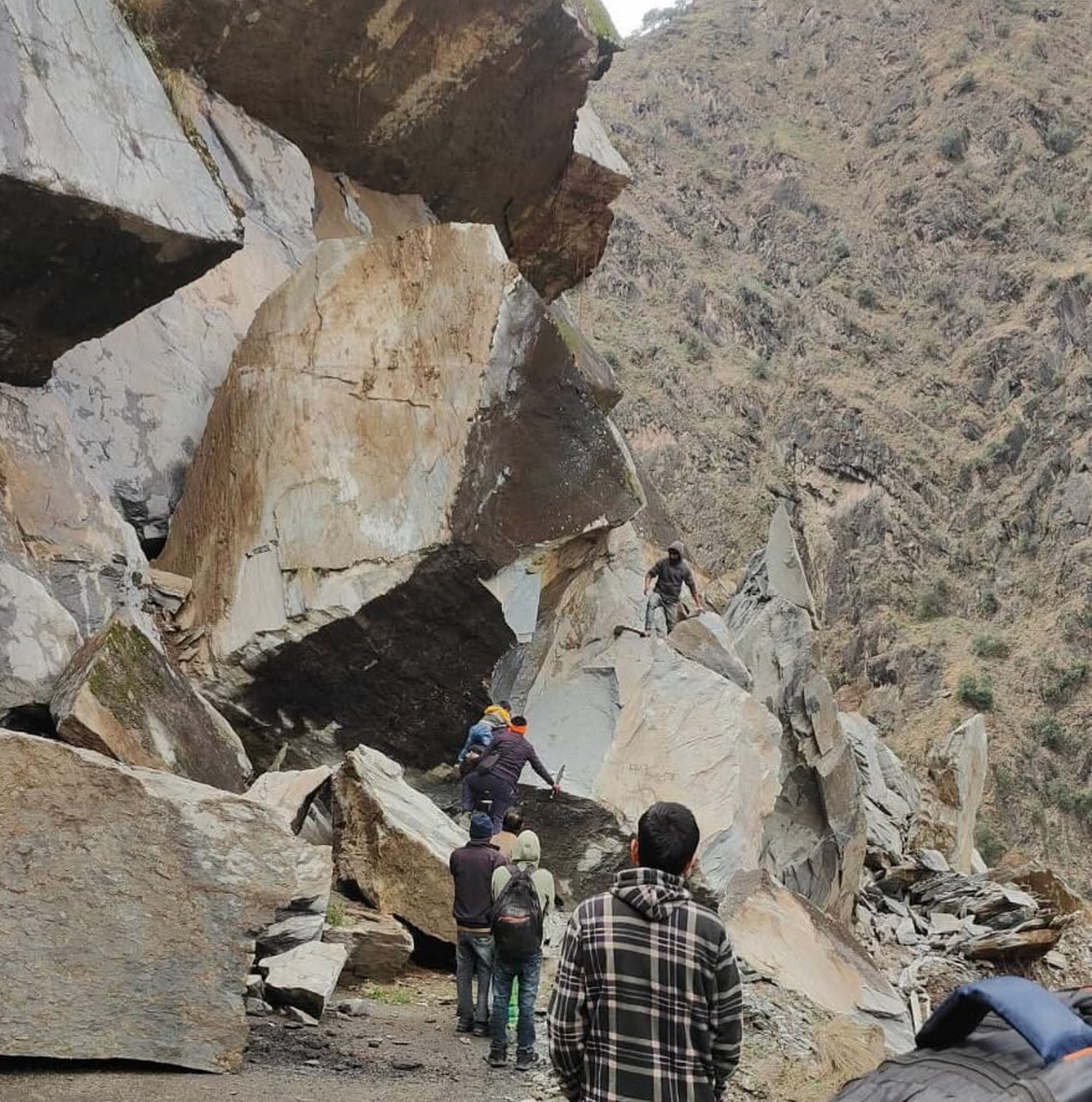 धवेली से साहगलू के लिए सड़क निर्माण में जुटी जेसीबी। संवाद। धवेली से साहगलू के लिए सड़क निर्माण में जुटी जेसीबी। संवाद।