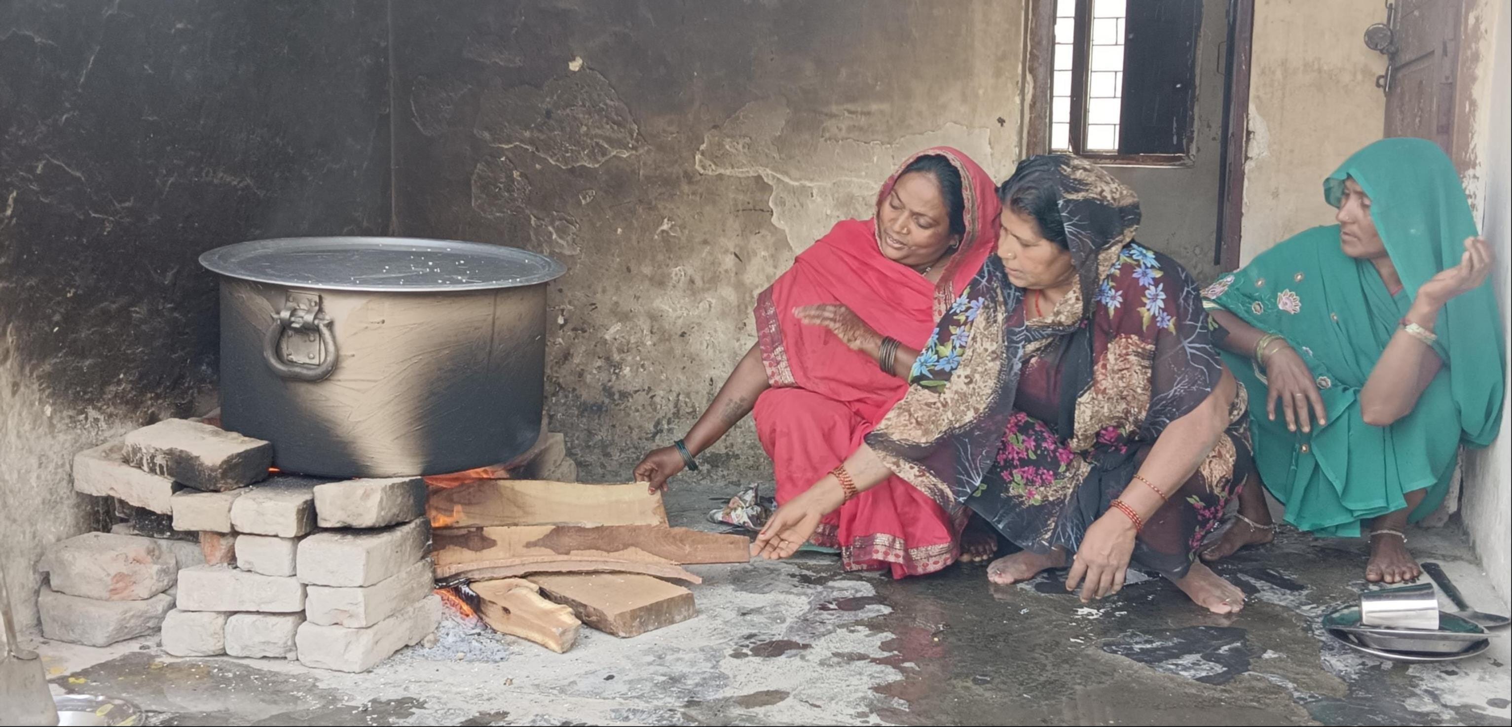 उच्च प्राथमिक विद्यालय त्यौरासी व प्राथमिक विद्यालय पूरे तालुकदार सिंह में लकड़ी के चूल्हे पर ख