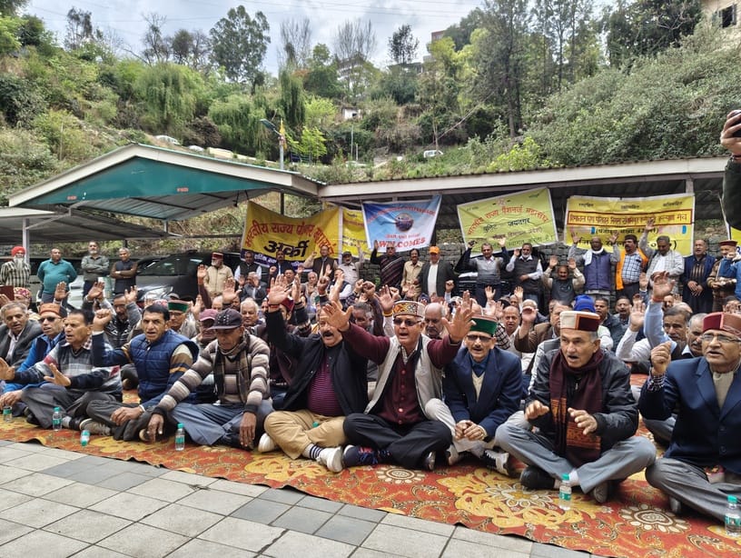 उपायुक्त कार्यालय सोलन के बाहर मांगों को लेकर प्रदर्शन करते पेंशनर। संवाद