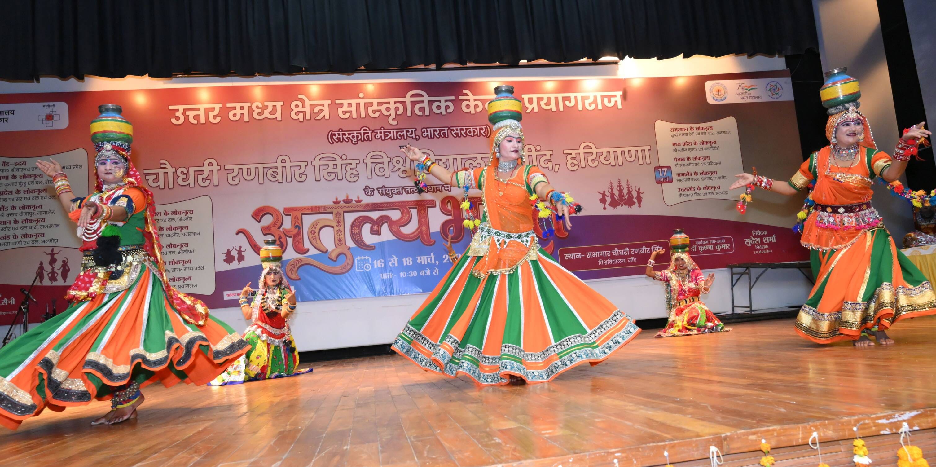 17जेएनडी24: कार्यक्रम में विजेता को प्रमाण पत्र देते हुए आयोजक। संवाद