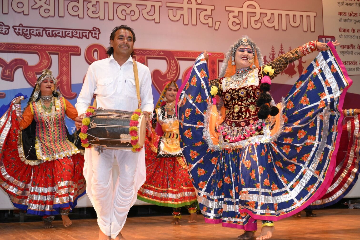 17जेएनडी24: कार्यक्रम में विजेता को प्रमाण पत्र देते हुए आयोजक। संवाद