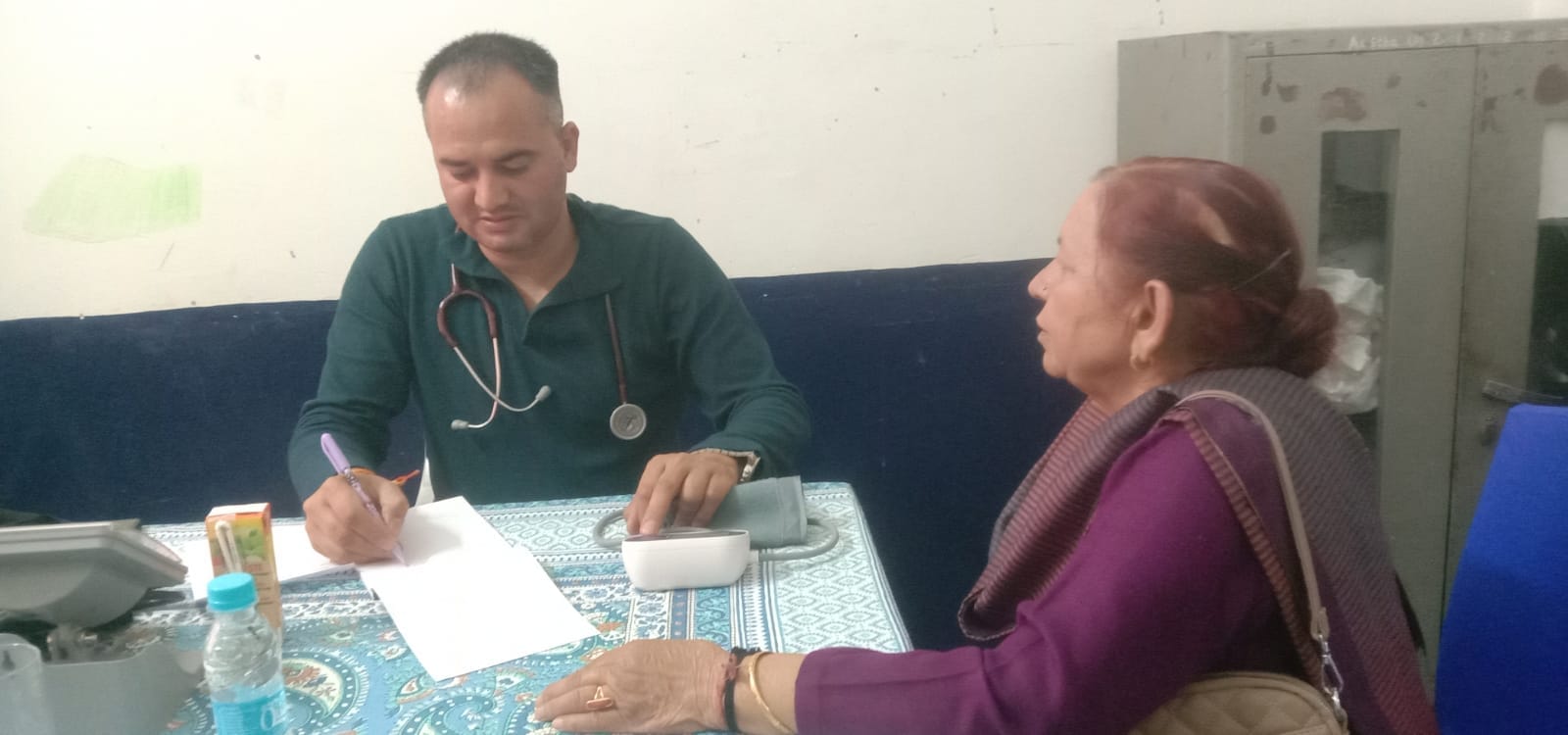 आस्था स्कूल नाहन में शिविर के दौरान वरिष्ठ जनों की की जांच करते डॉक्टर। संवाद