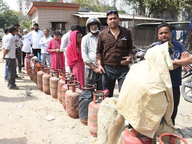 ऐशबाग सर्विस सेंटर में मरम्मत के लिए लाया गया डीजल भट्ठी। ऐशबाग सर्विस सेंटर में मरम्मत के लिए लाया गया डीजल भट्ठी।