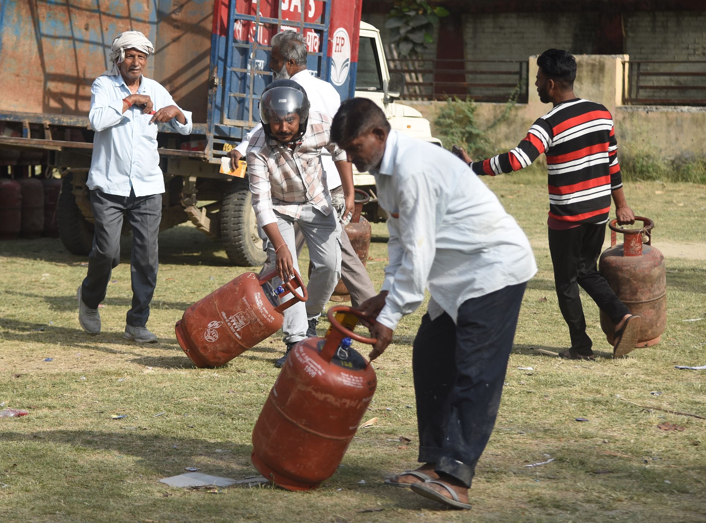 ऐशबाग सर्विस सेंटर में मरम्मत के लिए लाया गया डीजल भट्ठी। ऐशबाग सर्विस सेंटर में मरम्मत के लिए लाया गया डीजल भट्ठी।