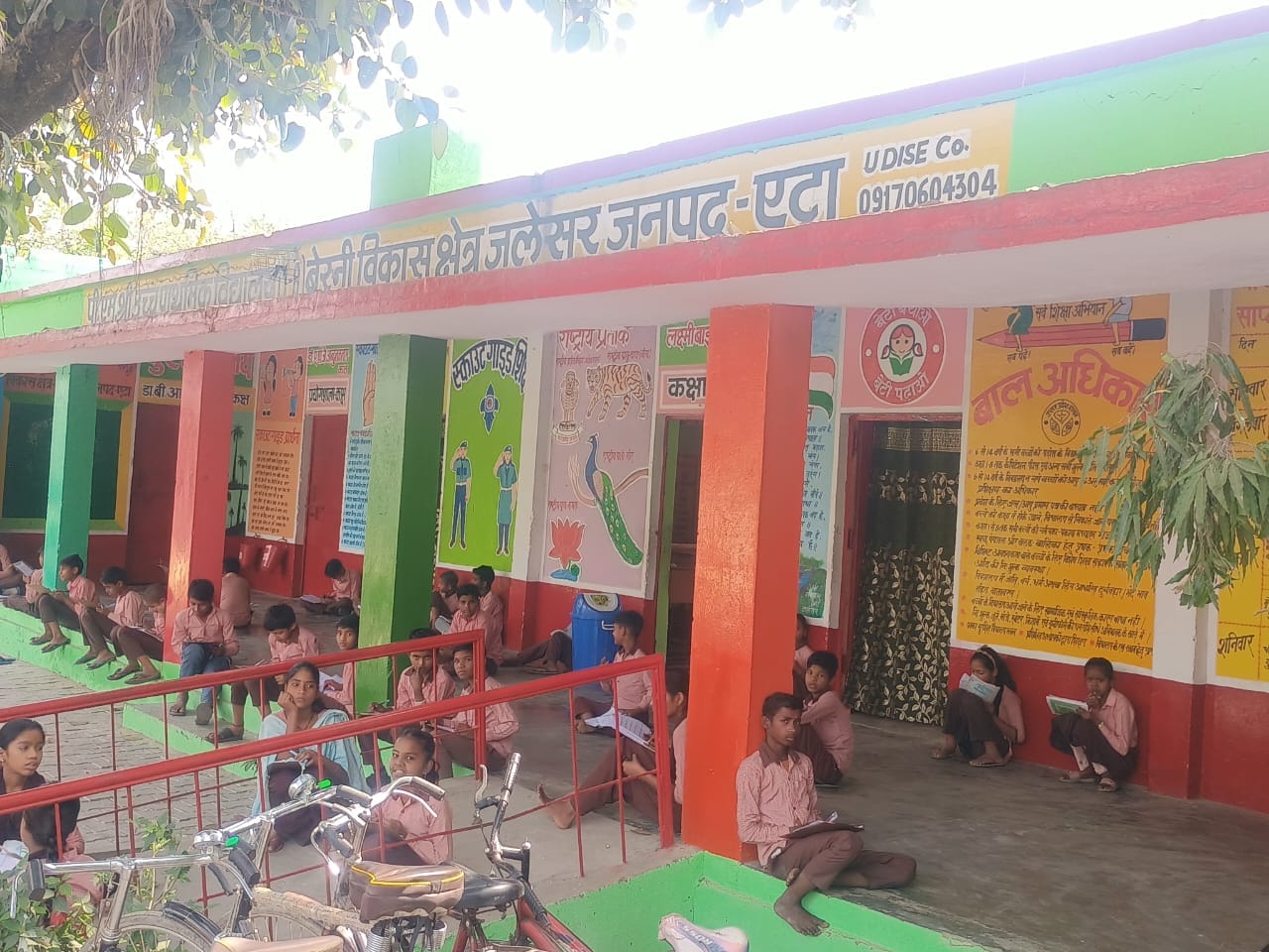 अलीगंज क्षेत्र के पीएम कंपोजिट विद्यालय में परीक्षा देते विद्यार्थी। संवाद अलीगंज क्षेत्र के पीएम कंपोजिट विद्यालय में परीक्षा देते विद्यार्थी। संवाद