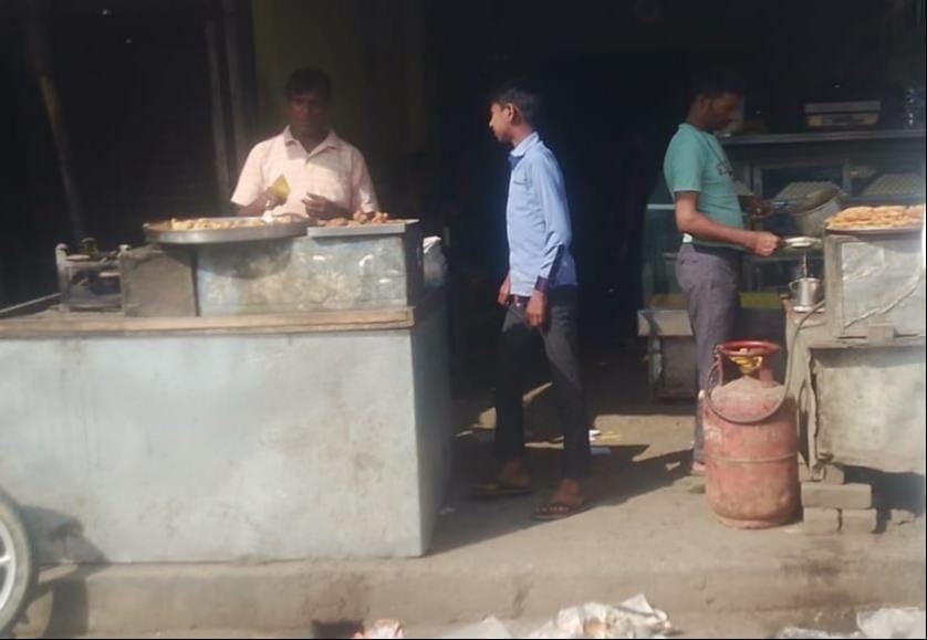 भिनगा गैस गोदाम पर लगी उपभोक्ताओं की लाइन।