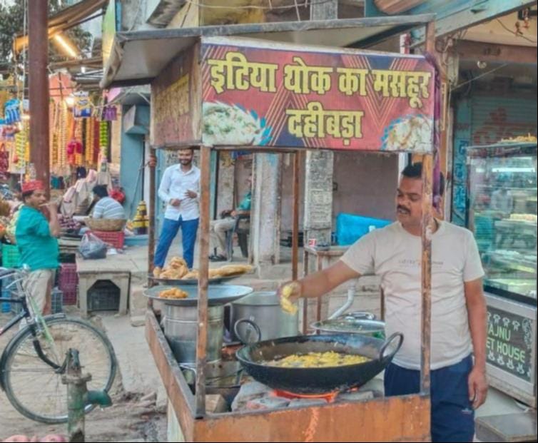 भिनगा गैस गोदाम पर लगी उपभोक्ताओं की लाइन।