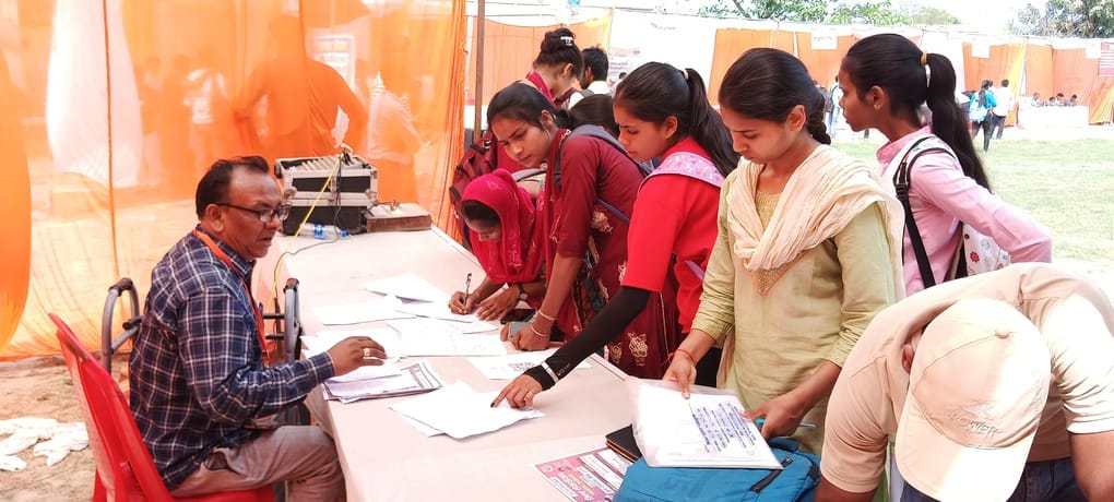 बुद्ध पीजी कालेज में वृहद रोजगार मेला में न्युक्ति पत्र के साथ अभ्यर्थी और अतिथि। संवाद