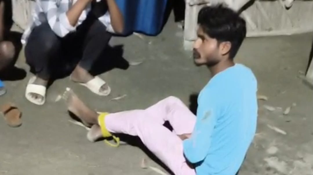 चोरी के संदेह में पकड़ा गया