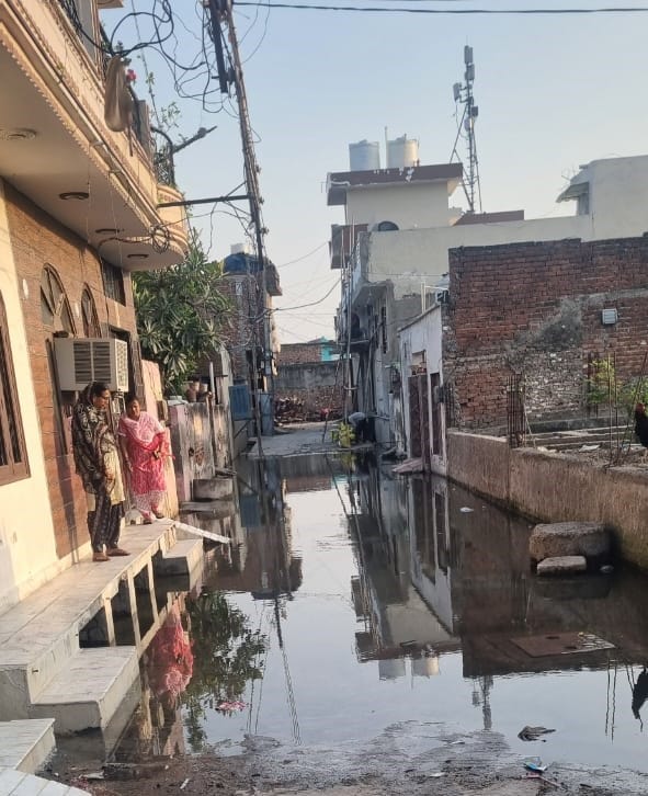 छावनी के वार्ड नंबर चार स्थित दलीपगढ़ में नगर खेडा में जमा नाले का पानी। संवाद
