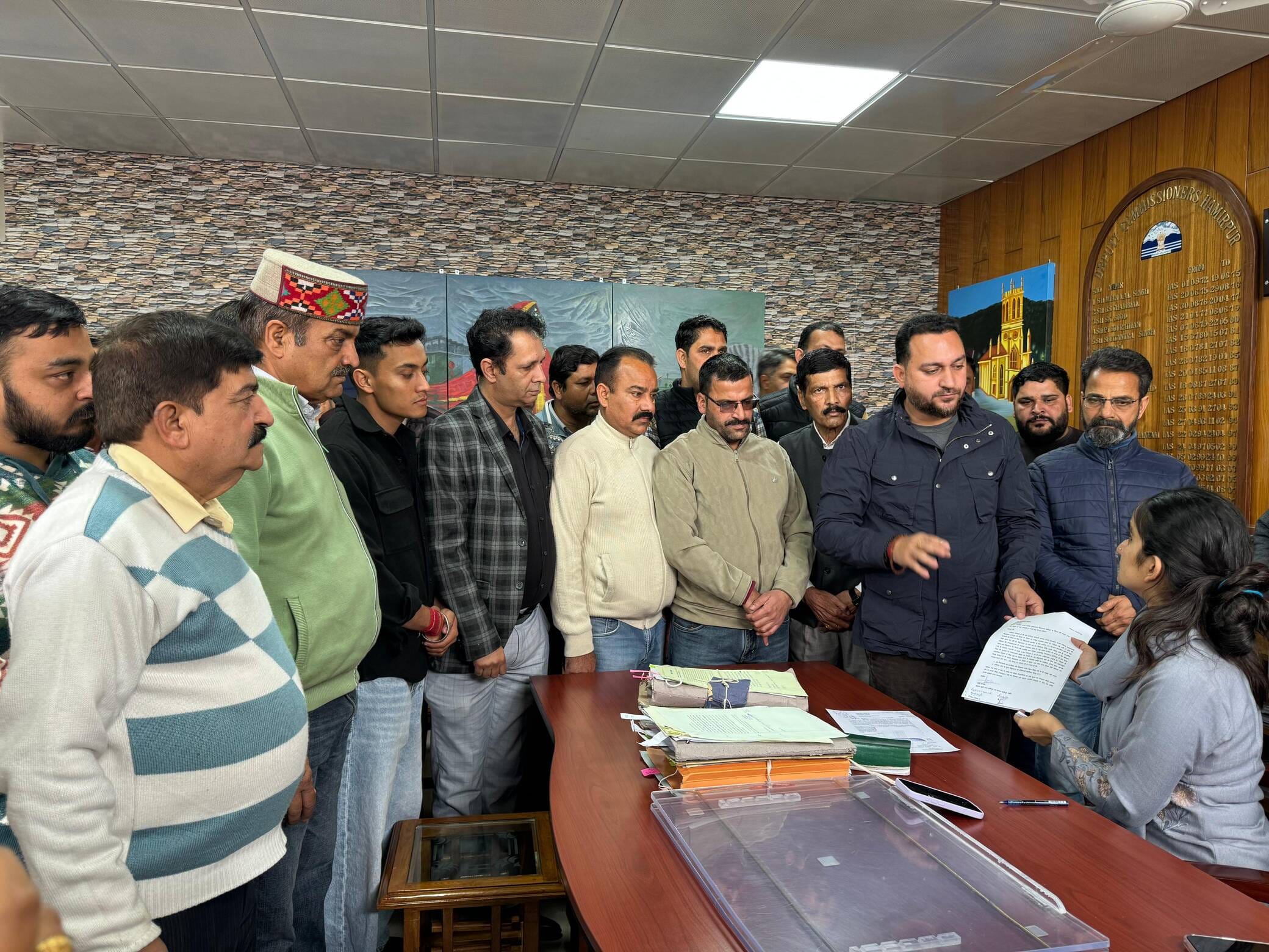 डीसी हमीरपुर को ज्ञापन सौंपने जाते विधायक आशीष शर्मा एवं भाजपा पदाधिकारी एवं कार्यकर्ता। भाजपा।