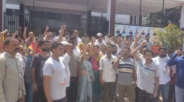 “एक कॉल… और खत्म हो गई जिंदगी! बुरहानपुर में गुस्से का ज्वालामुखी फूटा।”