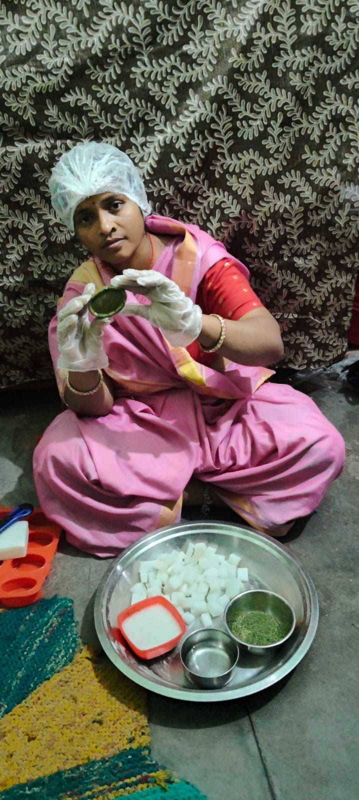 फोटो 17 एचएएमपी 25- राठ के कुर्रा गांव में हर्बल साबुन तैयार करतीं समूह की महिलाएं। स्रोत- स्वय