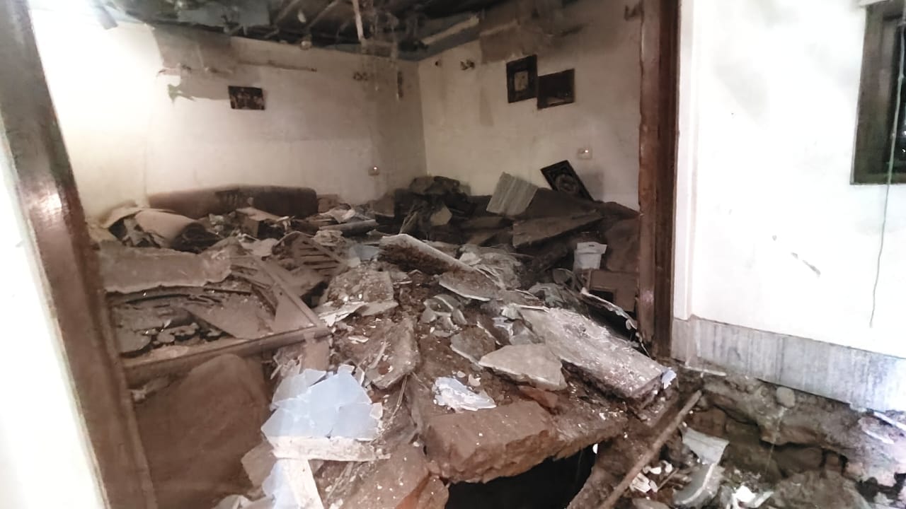 फोटो-34 पूर्व विधायक विजय के घर के बेसमेंट की टूटी छत। संवाद