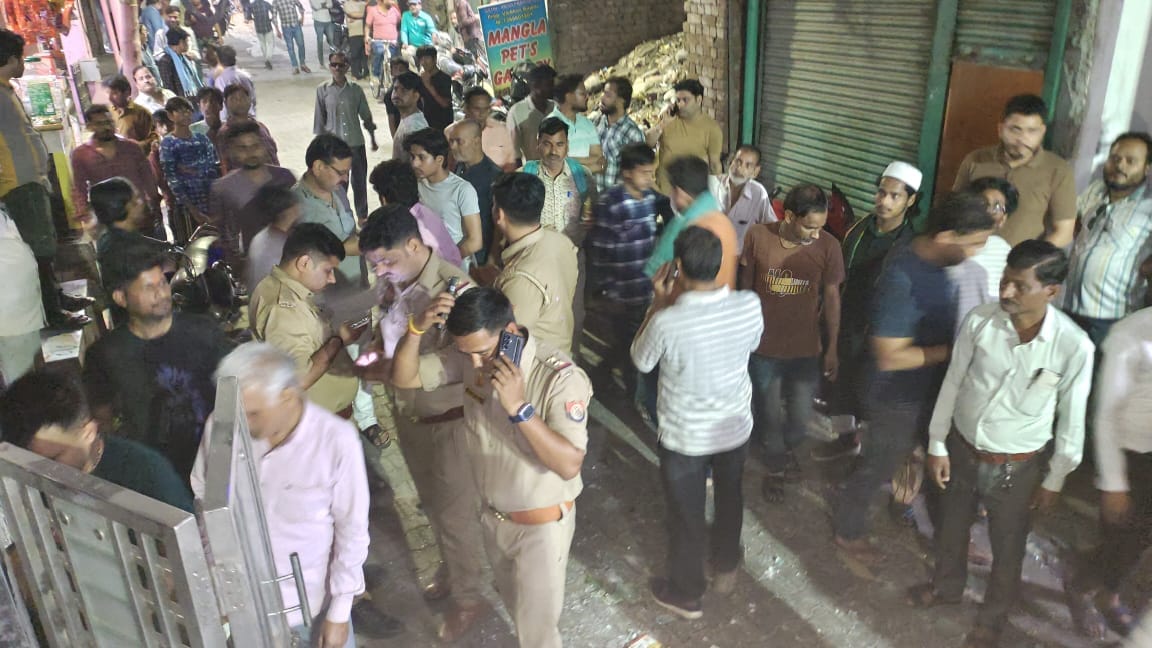 फोटो-34 पूर्व विधायक विजय के घर के बेसमेंट की टूटी छत। संवाद