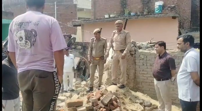 फोटो 41 आठपुरा में हुई घटना के बाद मौके पर पहुंची पुलिस। संवाद फोटो 41 आठपुरा में हुई घटना के बाद मौके पर पहुंची पुलिस। संवाद