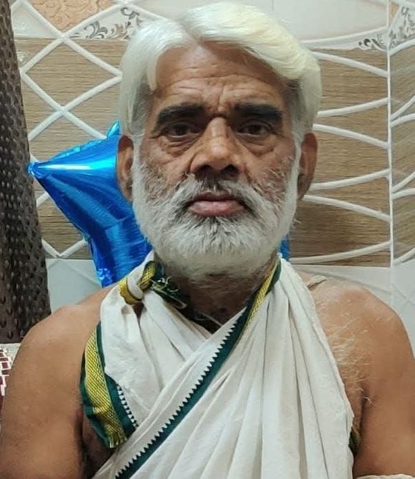 फोटो-6-बिजली निगम के कार्यालय में प्रीपेड स्मार्ट मीटर को लेकर आ रही समस्याओं की जानकारी देने प