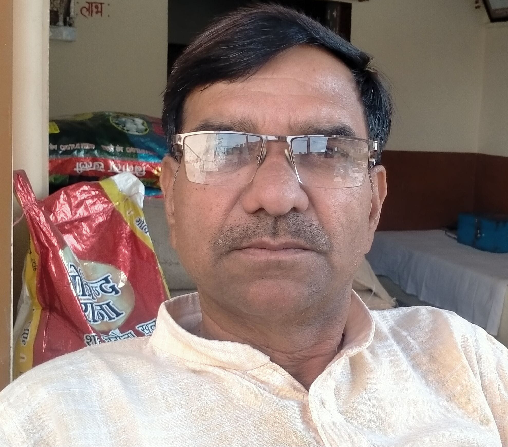 फोटो संख्या:66-अनाज मंडी के  शौचालय के वाॅशपेशन में पड़ा शराब का पव्वा --संवाद