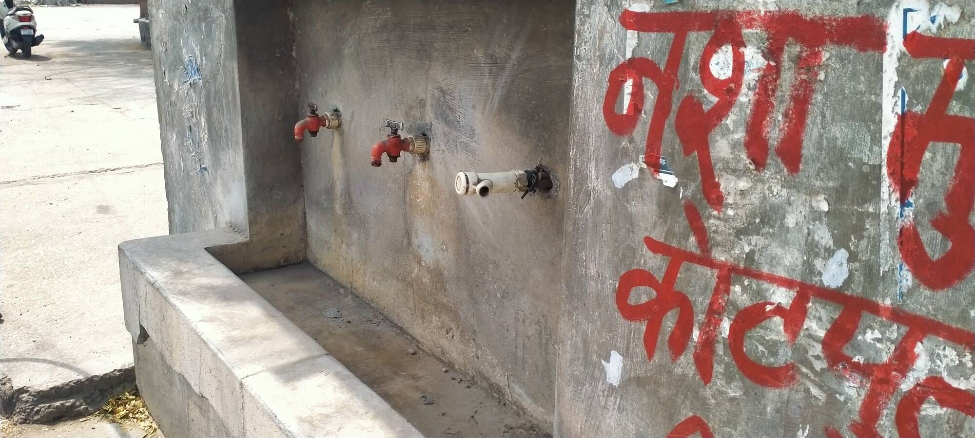 फोटो संख्या:66-अनाज मंडी के  शौचालय के वाॅशपेशन में पड़ा शराब का पव्वा --संवाद