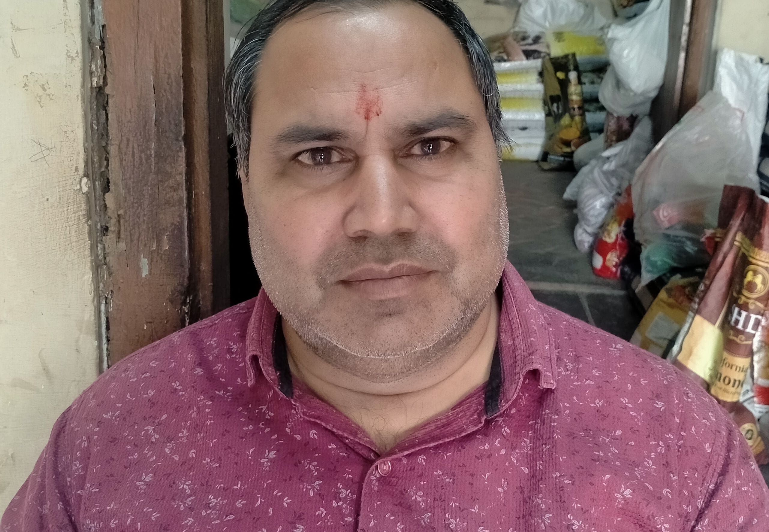 फोटो संख्या:66-अनाज मंडी के  शौचालय के वाॅशपेशन में पड़ा शराब का पव्वा --संवाद