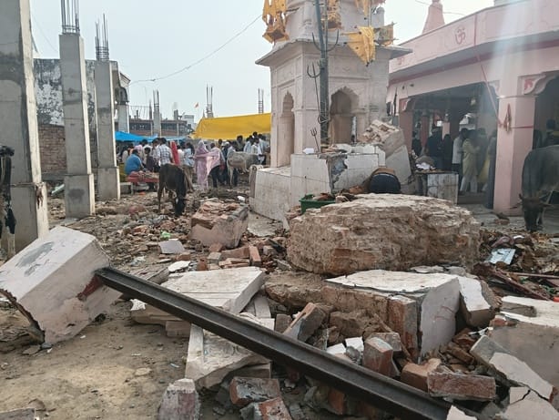 गोला में कॉरिडोर निर्माण स्थल पर कीचड़ से बचते-बचाते निकालते श्रद्धालु। संवाद