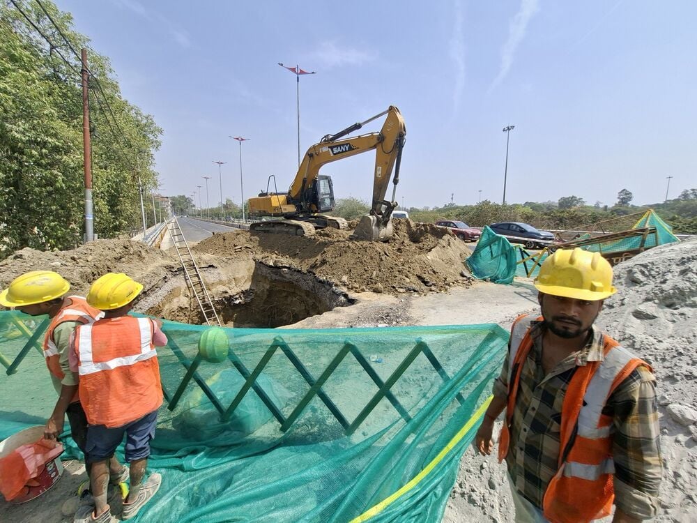 ग्रीन कॉरिडोर पर हुआ गड्ढा।