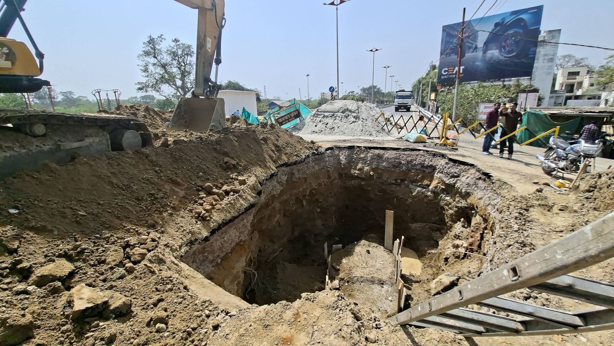 ग्रीन कॉरिडोर पर हुआ गड्ढा।