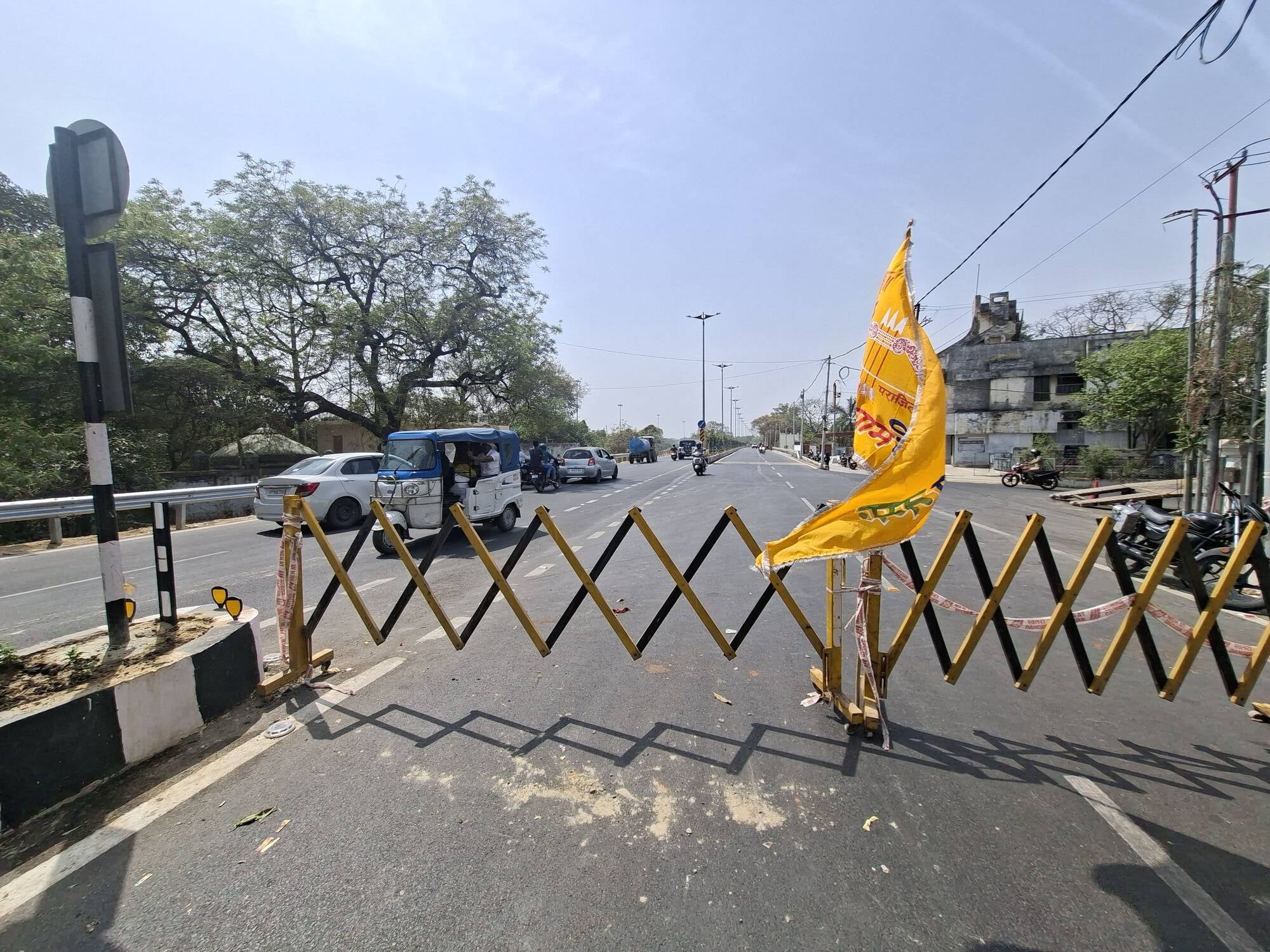 ग्रीन कॉरिडोर पर हुआ गड्ढा।