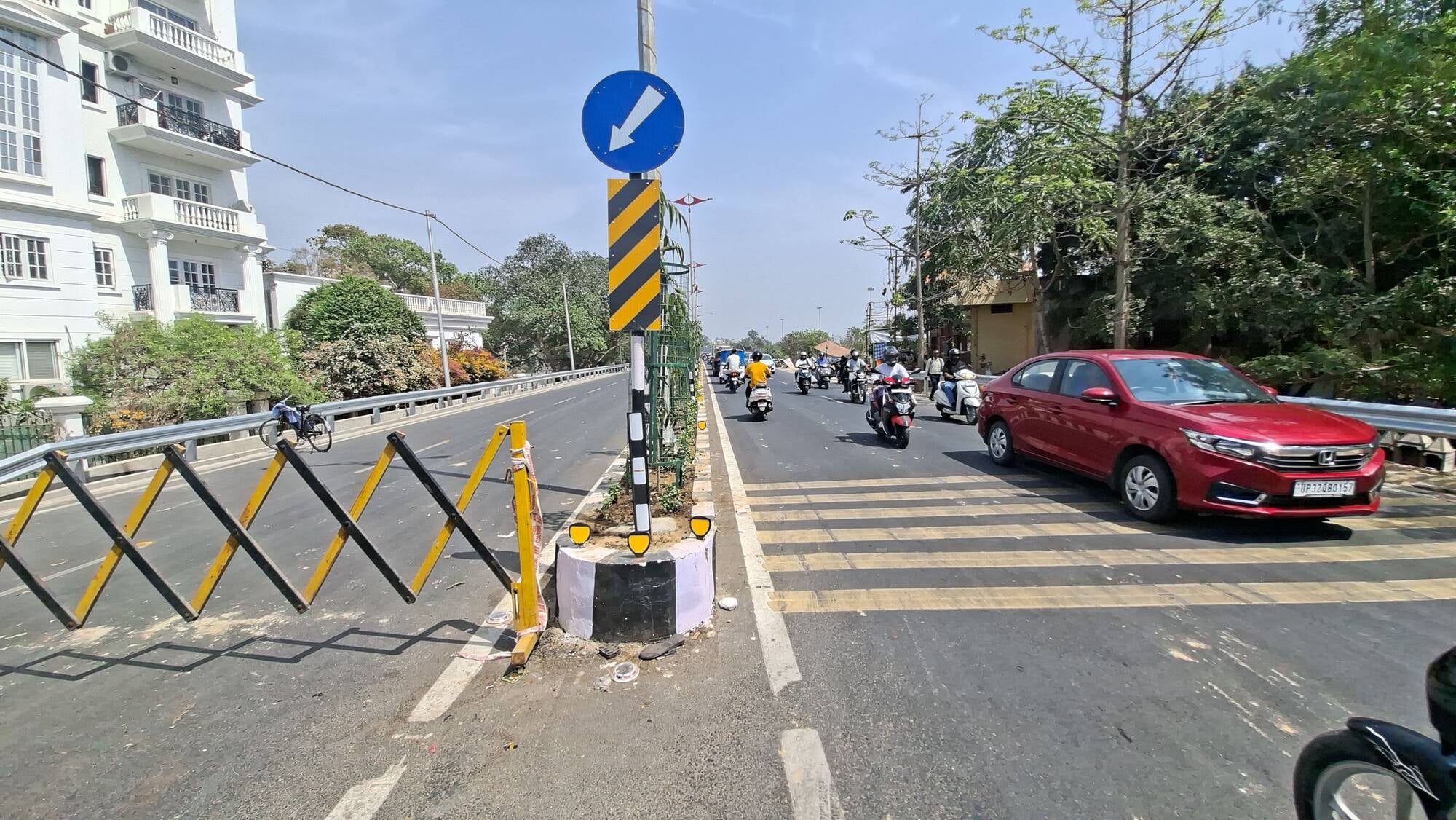 ग्रीन कॉरिडोर पर हुआ गड्ढा।