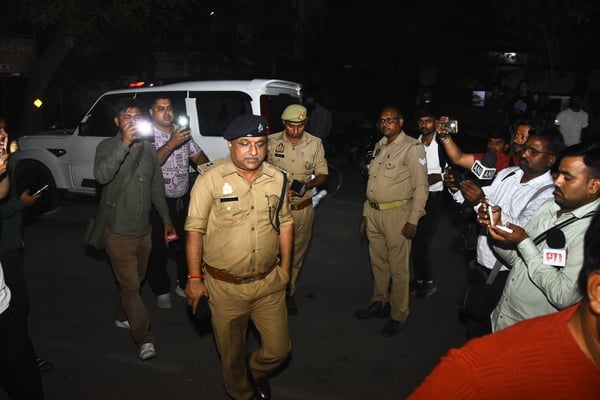 घटनास्थल पर जांच करती पुलिस। घटनास्थल पर जांच करती पुलिस।