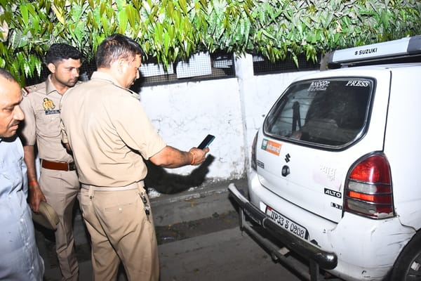 घटनास्थल पर जांच करती पुलिस। घटनास्थल पर जांच करती पुलिस।