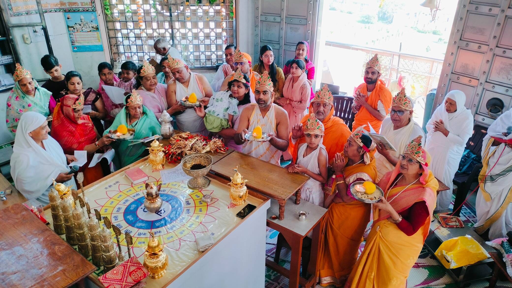 कैलाश पर्वत मंदिर पर पूजा अर्चना करते श्रद्धालु स्रोत संवाद कैलाश पर्वत मंदिर पर पूजा अर्चना करते श्रद्धालु स्रोत संवाद