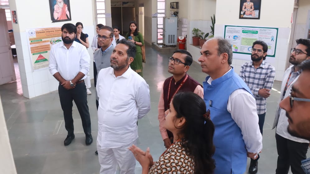 कुरुक्षेत्र। आयुष विश्वविद्यालय में पोस्टर का निरीक्षण करते कुलपति वैद्य करतार सिंह धीमान एवं अ कुरुक्षेत्र। आयुष विश्वविद्यालय में पोस्टर का निरीक्षण करते कुलपति वैद्य करतार सिंह धीमान एवं अ