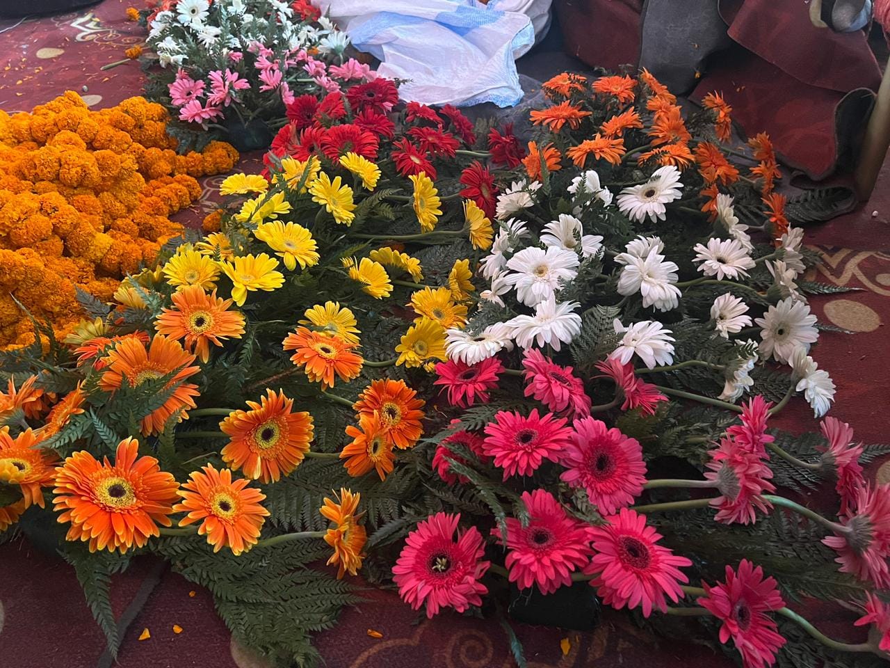 कुरुक्षेत्र। मां भद्रकाली के दिव्य दरबार की फूलों से सजावट करते सेवादार नरेश कुमार। संवाद