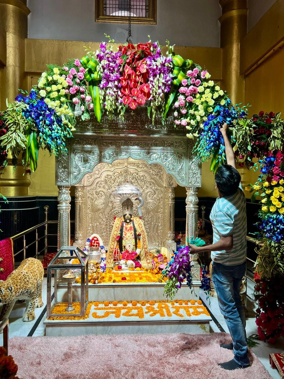 कुरुक्षेत्र। मां भद्रकाली के दिव्य दरबार की फूलों से सजावट करते सेवादार नरेश कुमार। संवाद
